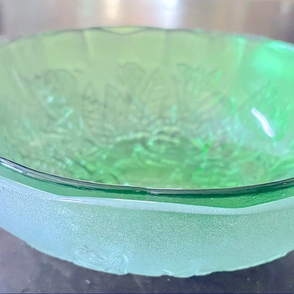 Set of 2 serving platters in cut glass. Size 6.5 inches each colour white &green - Picture 7 of 7